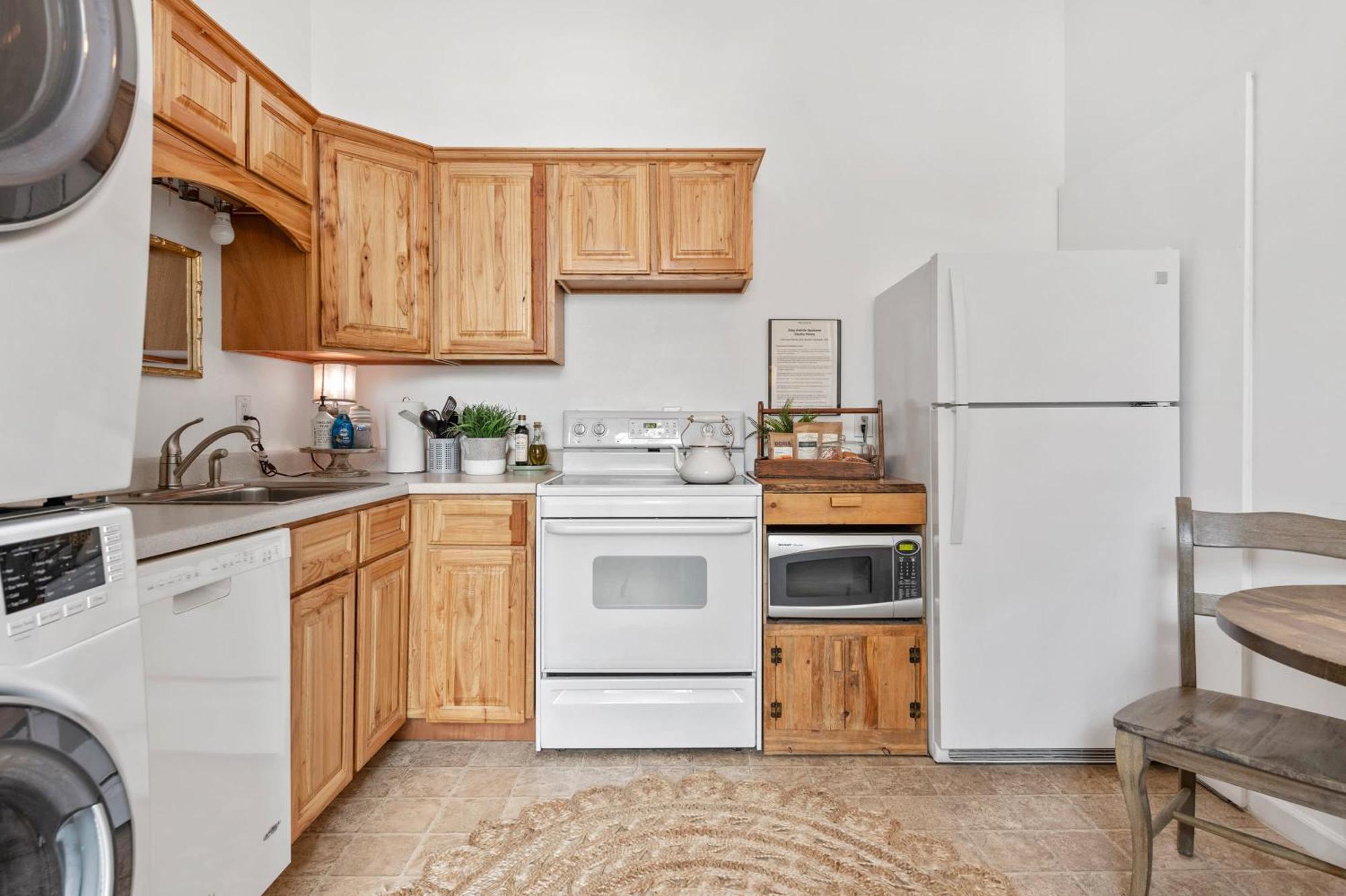 Le Petit Guesthouse -King Bed Walk To Whitworth Nine Mile Falls Екстериор снимка