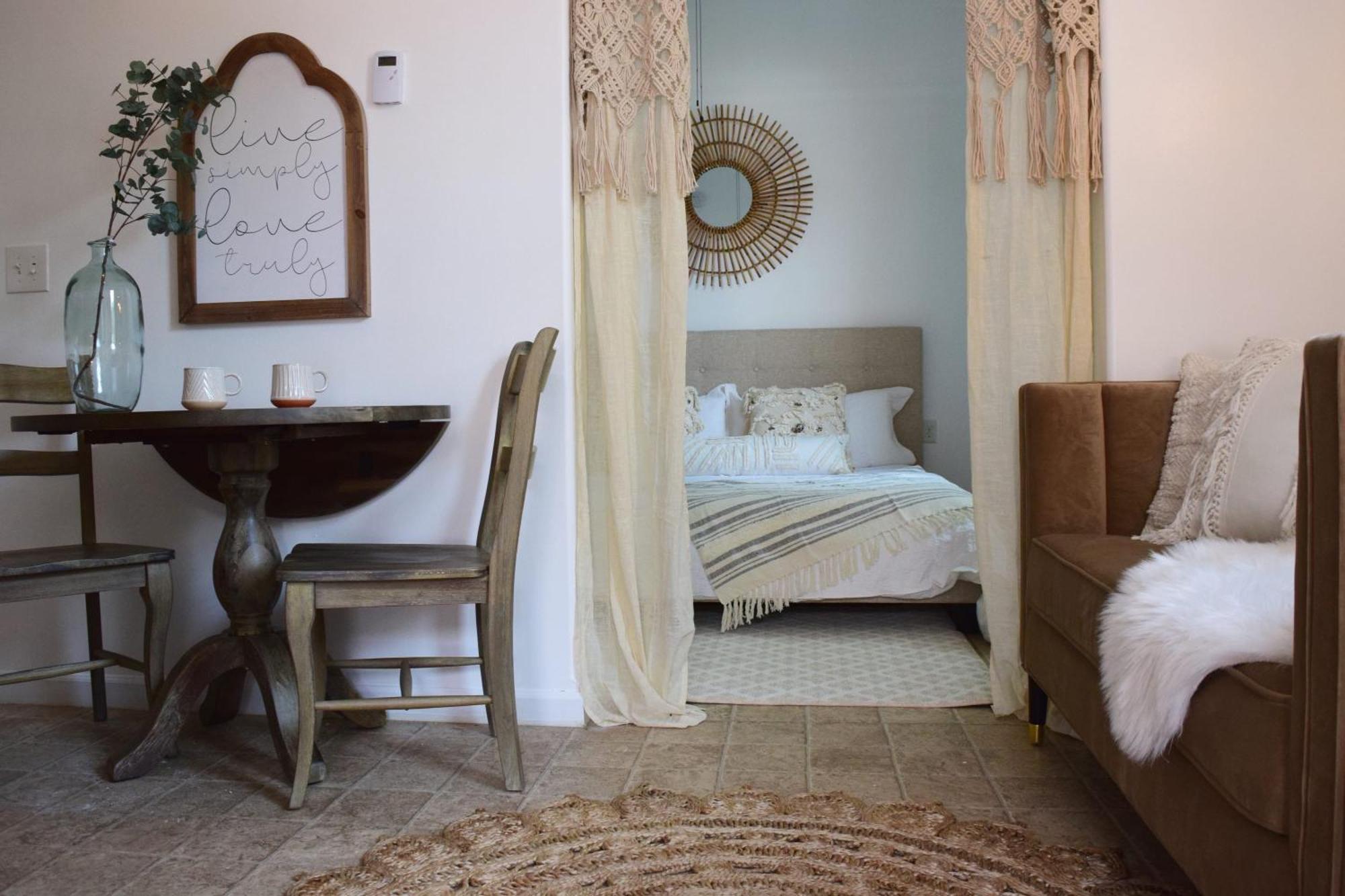 Le Petit Guesthouse -King Bed Walk To Whitworth Nine Mile Falls Екстериор снимка