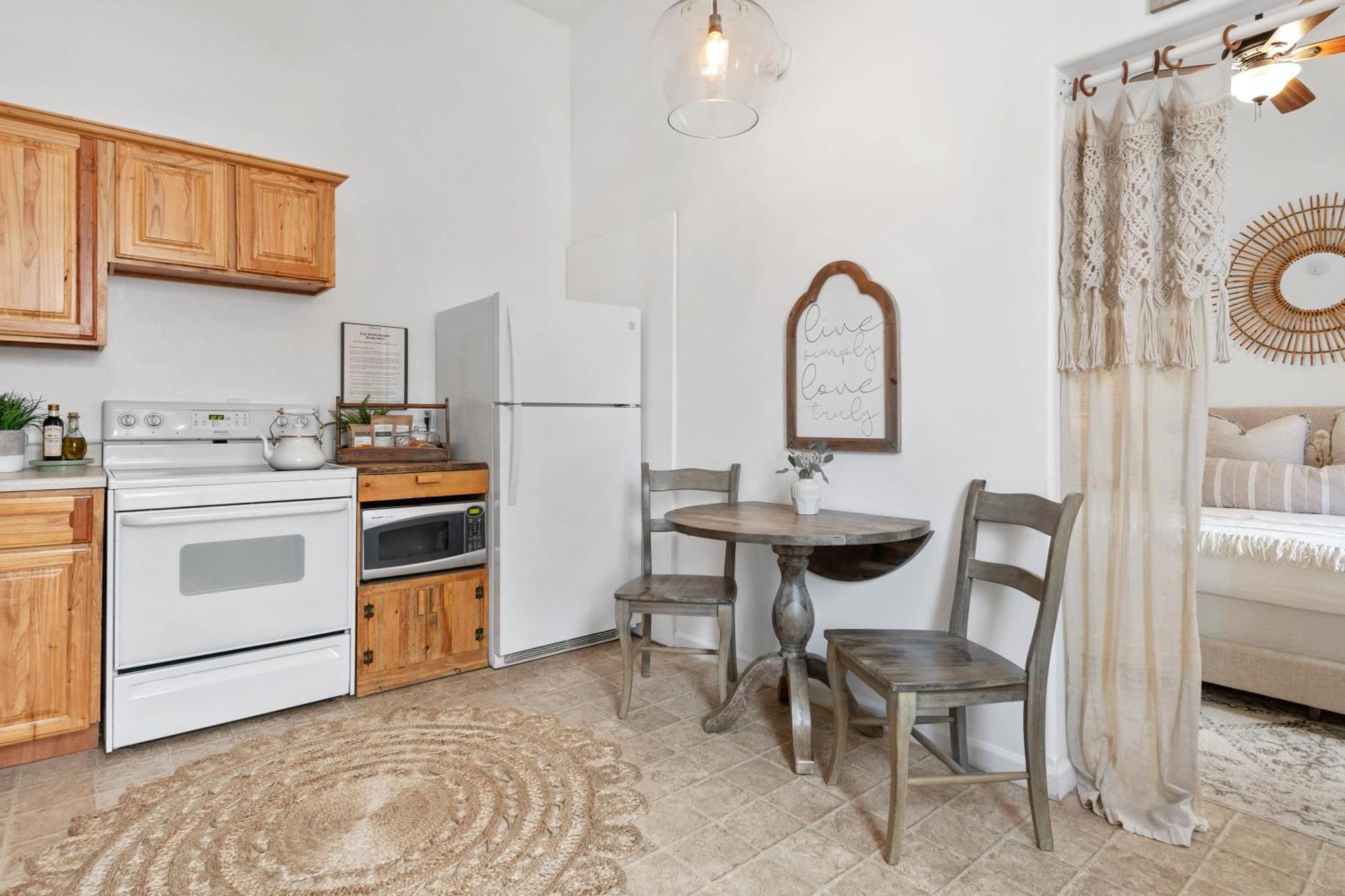 Le Petit Guesthouse -King Bed Walk To Whitworth Nine Mile Falls Екстериор снимка
