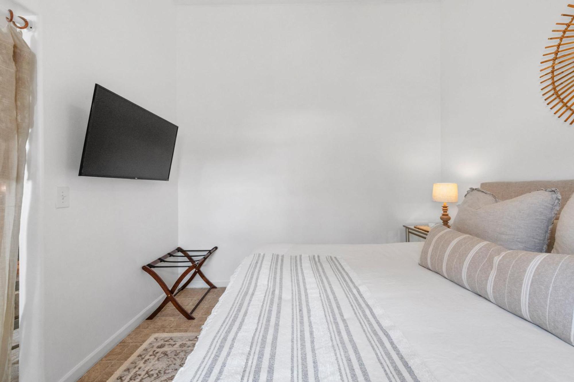 Le Petit Guesthouse -King Bed Walk To Whitworth Nine Mile Falls Екстериор снимка