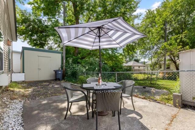 Le Petit Guesthouse -King Bed Walk To Whitworth Nine Mile Falls Екстериор снимка